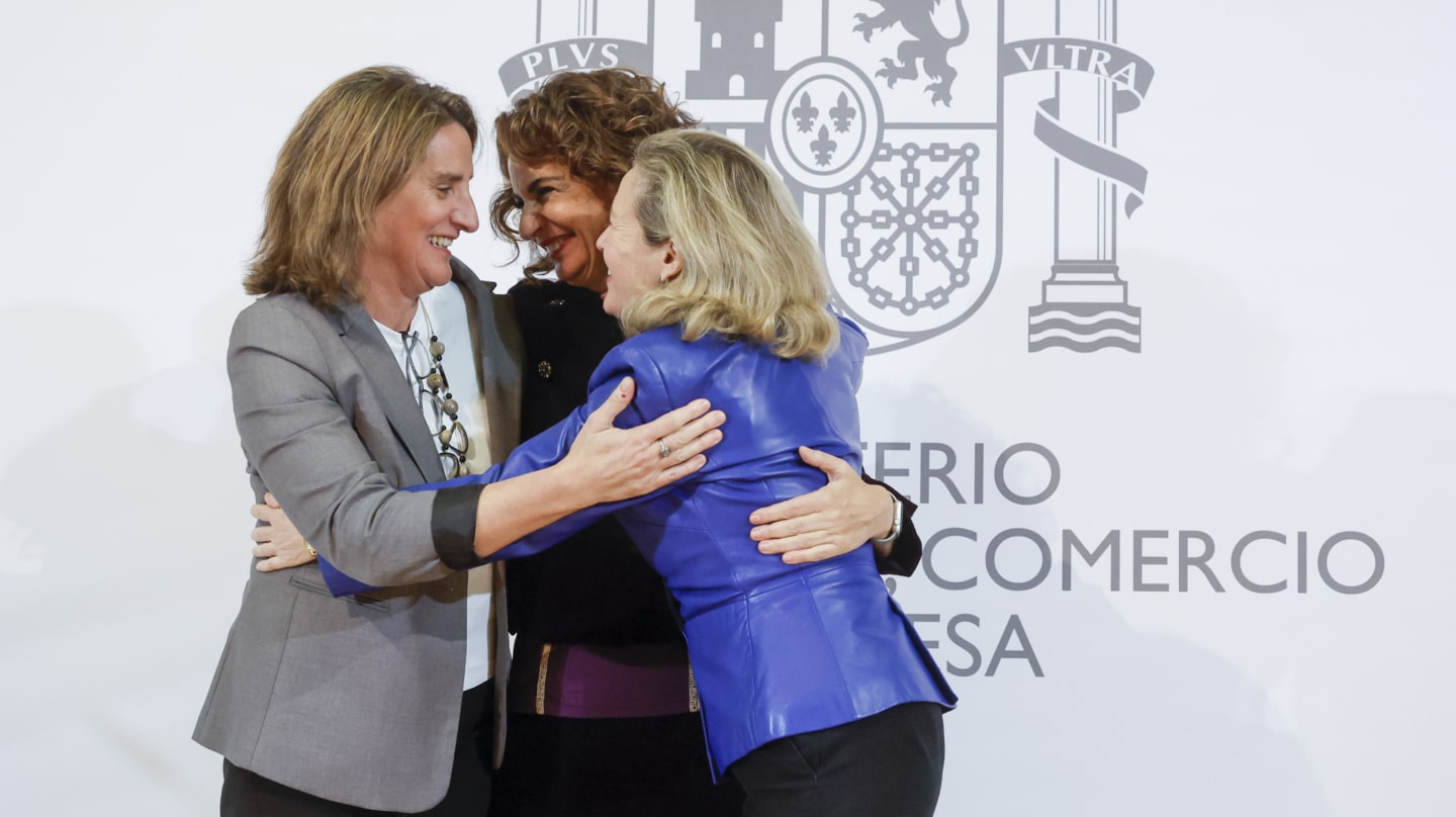 MADRID, 29/12/2023.- La exministra de Economía, Nadia Calviño (d)que ha entregado la cartera de vicepresidenta primera y ministra de Hacienda a María Jesús Montero (c), se fusiona en un abrazo con la segunda y la ministra para la Transición Ecológica, Teresa Ribera, durante el acto de toma posesión celebrado este viernes en el ministerio de Economía en Madrid. EFE/ Juan Carlos Hidalgo