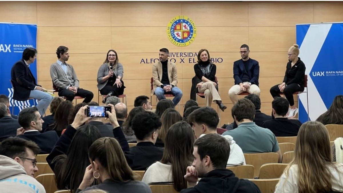 De izquierda a derecha: Tomás de Cos, Pato Clavet, Sara Álvarez, David Villa, Lola Fernández-Ochoa, Mario Suárez y Adi Iglesias.