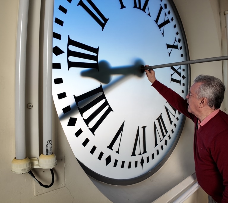 Esta madrugada, cambia la hora: a las 03:00 serán las 02:00