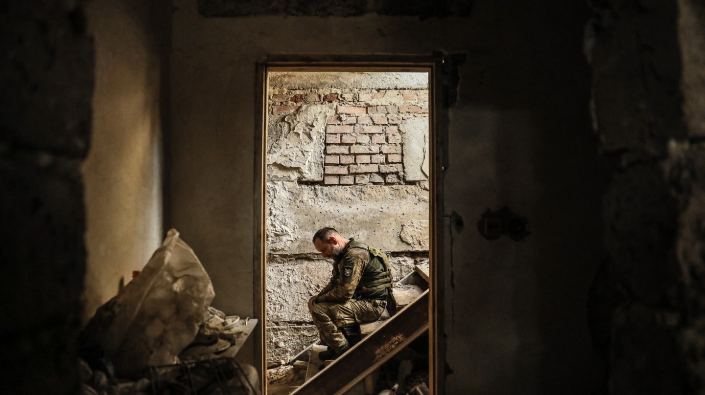 Soldado ucraniano en un momento de descanso en Donetsk