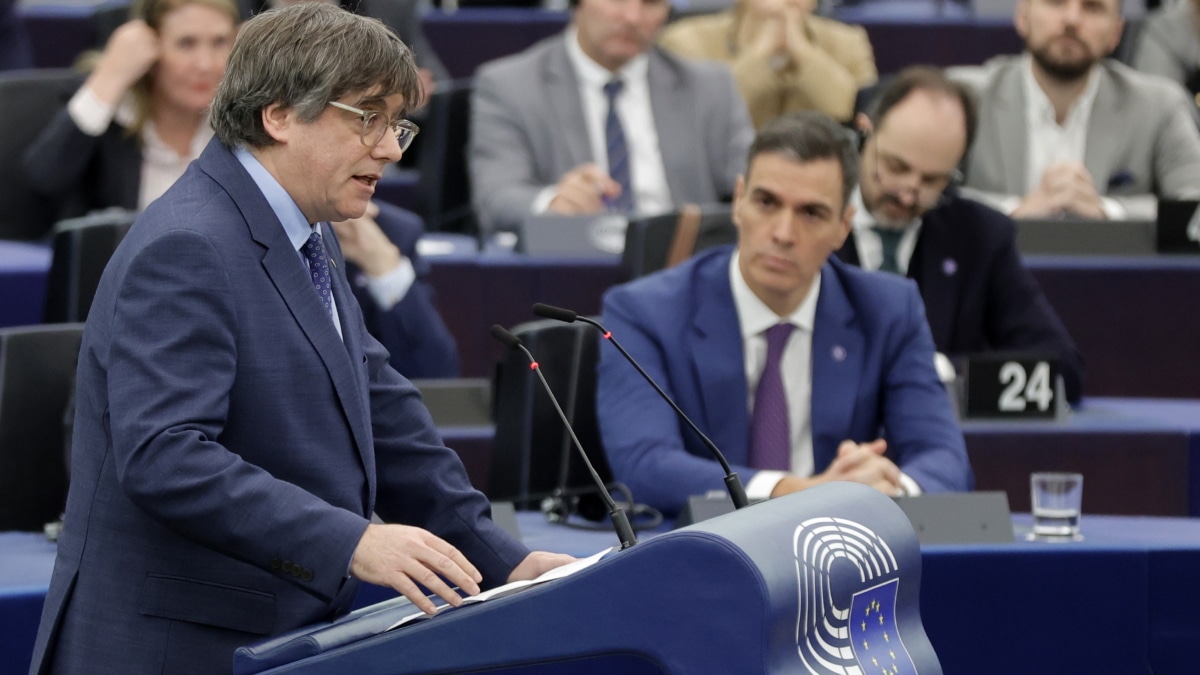 El expresidente rCarles Puigdemont interviene en el Parlamento Europeo ante la atenta mirada de Pedro Sánchez