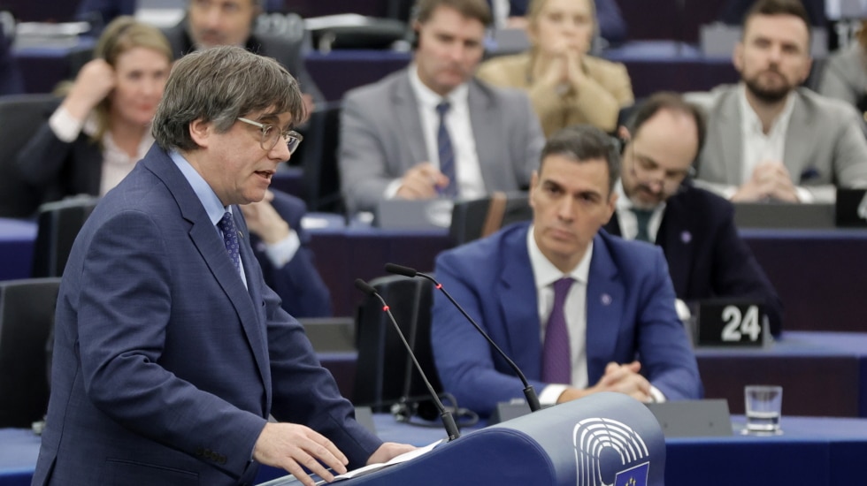 El expresidente rCarles Puigdemont interviene en el Parlamento Europeo ante la atenta mirada de Pedro Sánchez
