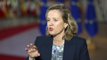 Calviño confirma que el Gobierno revisará el impuesto extraordinario a la banca