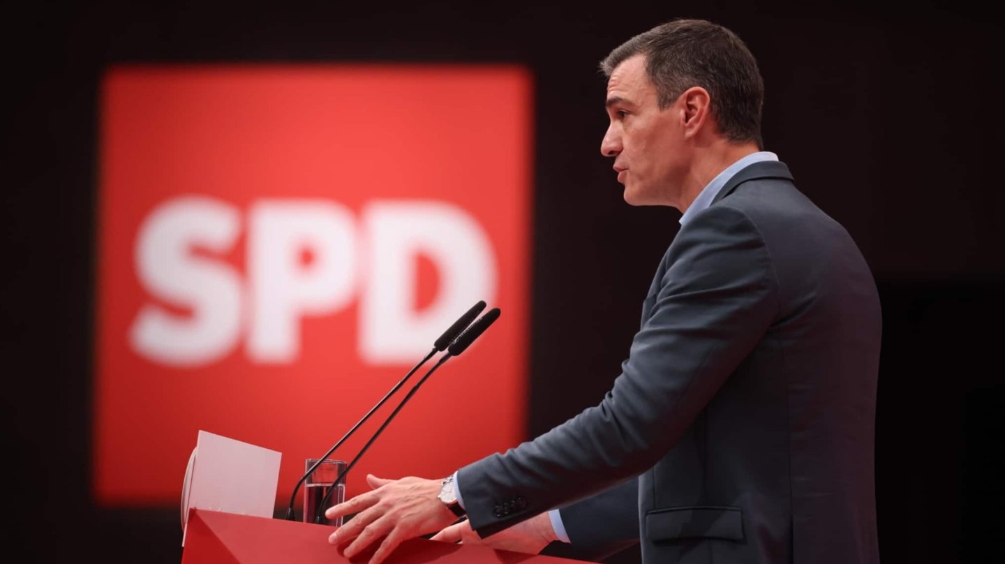 Berlin (Germany), 09/12/2023.- Spanish Prime Minister Pedro Sanchez speaks during the German Social Democrats (SPD) party conference in Berlin, Germany, 09 December 2023. The first SPD three-day party conference in two years started on 08 December in Berlin. (Alemania) EFE/EPA/CLEMENS BILAN