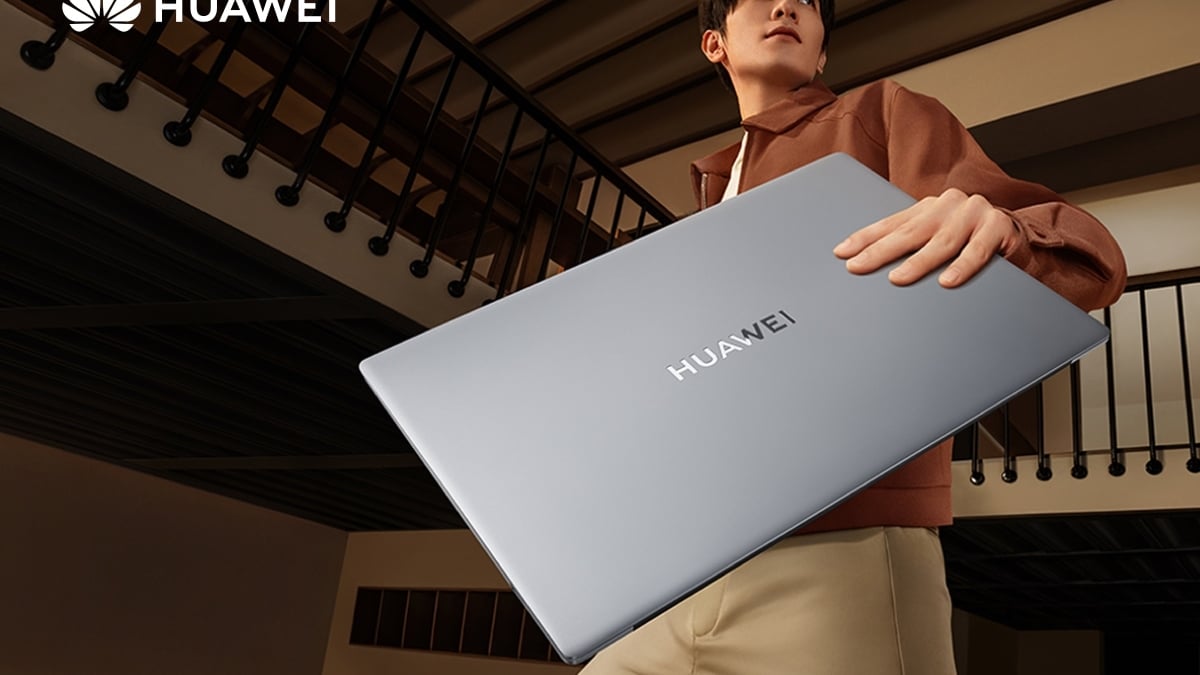 Hombre con el mejor ordenador Huawei Matebook D16