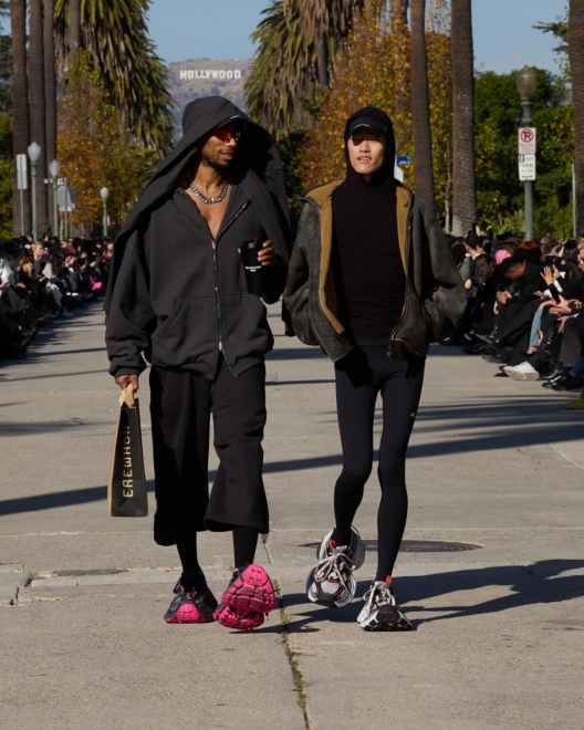 desfile de Balenciaga en colaboración con Erewhon.