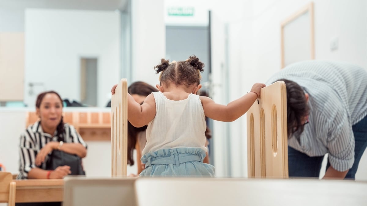 Un niña juega en una de las instalaciones de una nueva escuela infantil. El sector de la educación es foco de contratos fijos discontinuos.