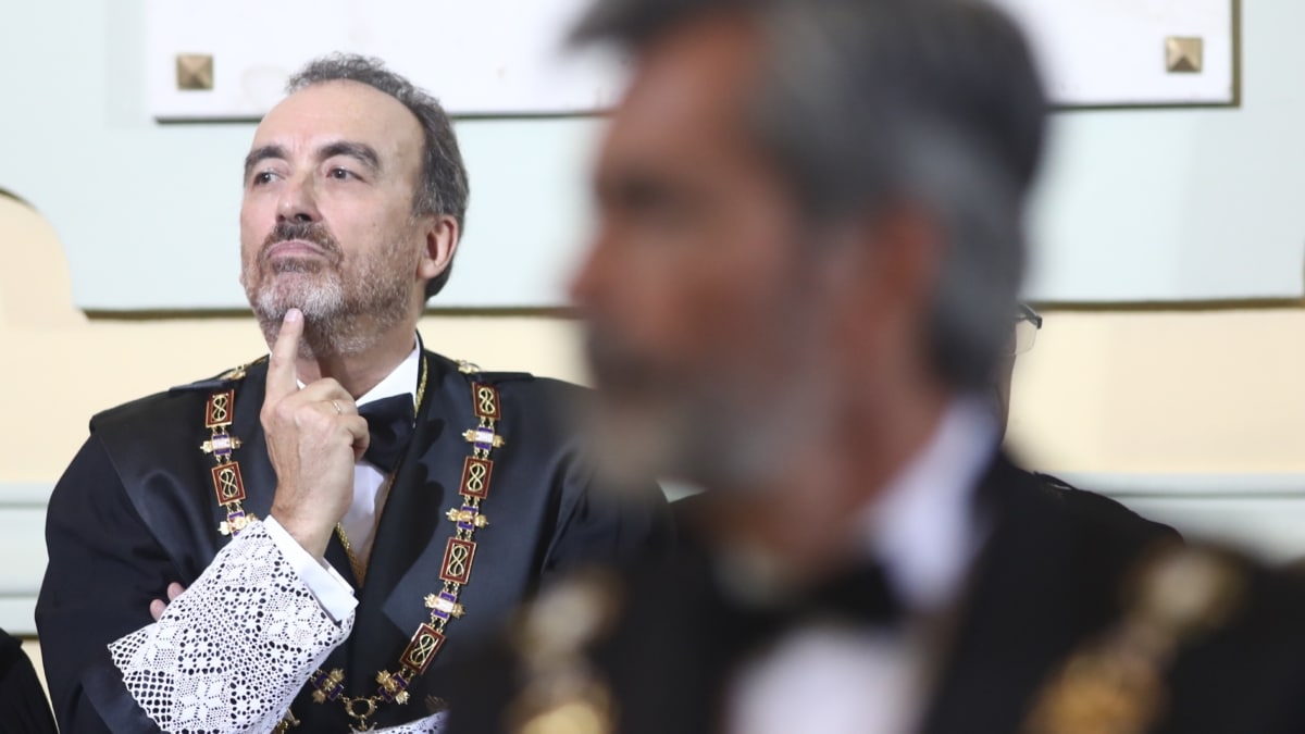 El que fuera presidente del Tribunal Supremo y Consejo General del Poder Judicial (CGPJ) Carlos Lesmes delante y el actual presidente de la Sala Segunda del alto tribunal, Manuel Marchena, quien presidió el juicio del 'procés'