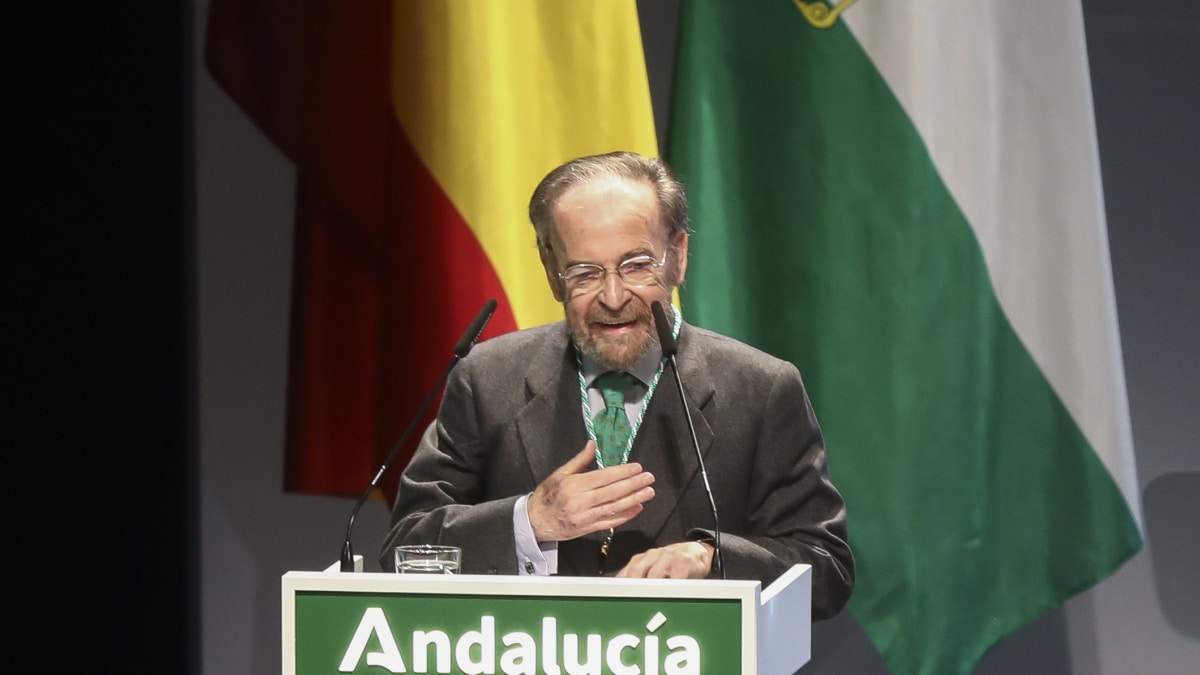 El periodista y escritor Antonio Burgos durante su intervención en la entrega de los títulos de Hijo Predilecto y de las Medallas de Andalucía.