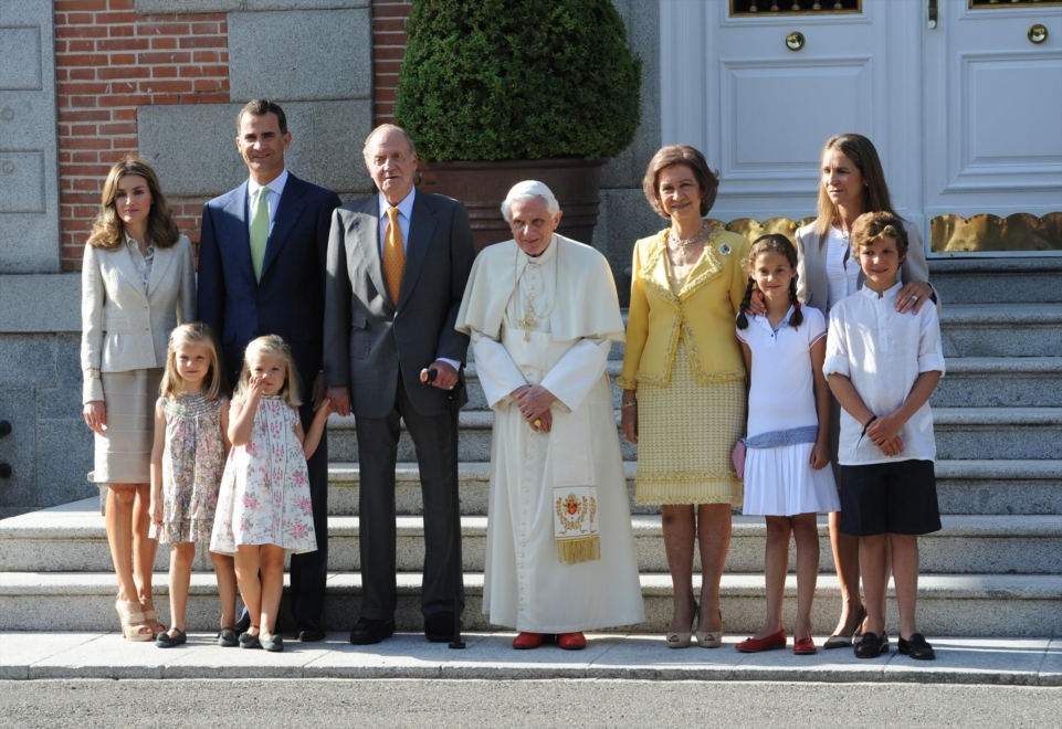 Familia Real con el Papa Benedicto XVI, en Palma Mallorca en 2011.