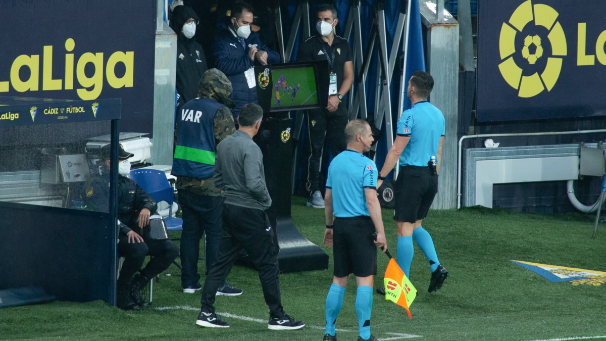 El árbitro Del Cerro Grande revisa una jugada en el monitor del VAR en un partido de La Liga