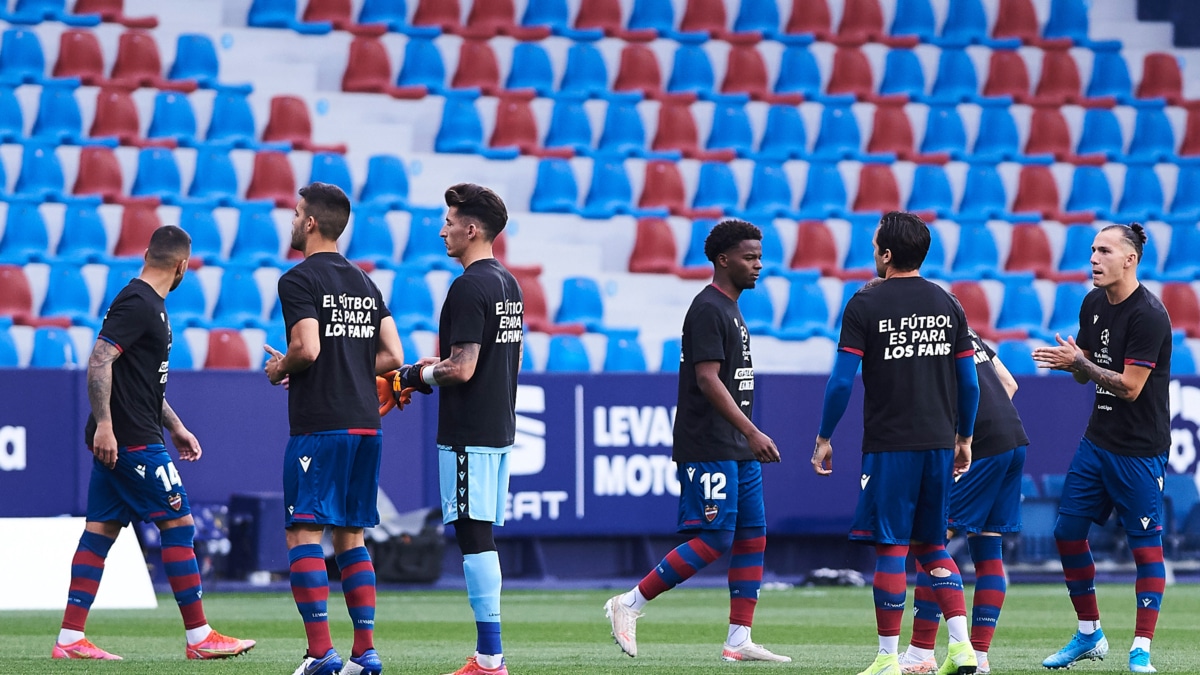 Jugadores de Levante y Sevilla lucen la camiseta 'Gánatelo en el campo' contra la Superliga, en 2021