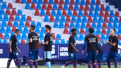 Los clubes de La Liga posan con lemas contra la Superliga antes de los partidos