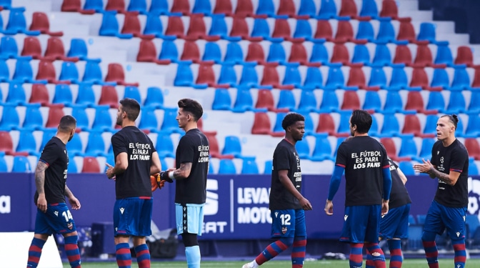 Los clubes de La Liga posan con lemas contra la Superliga antes de los partidos
