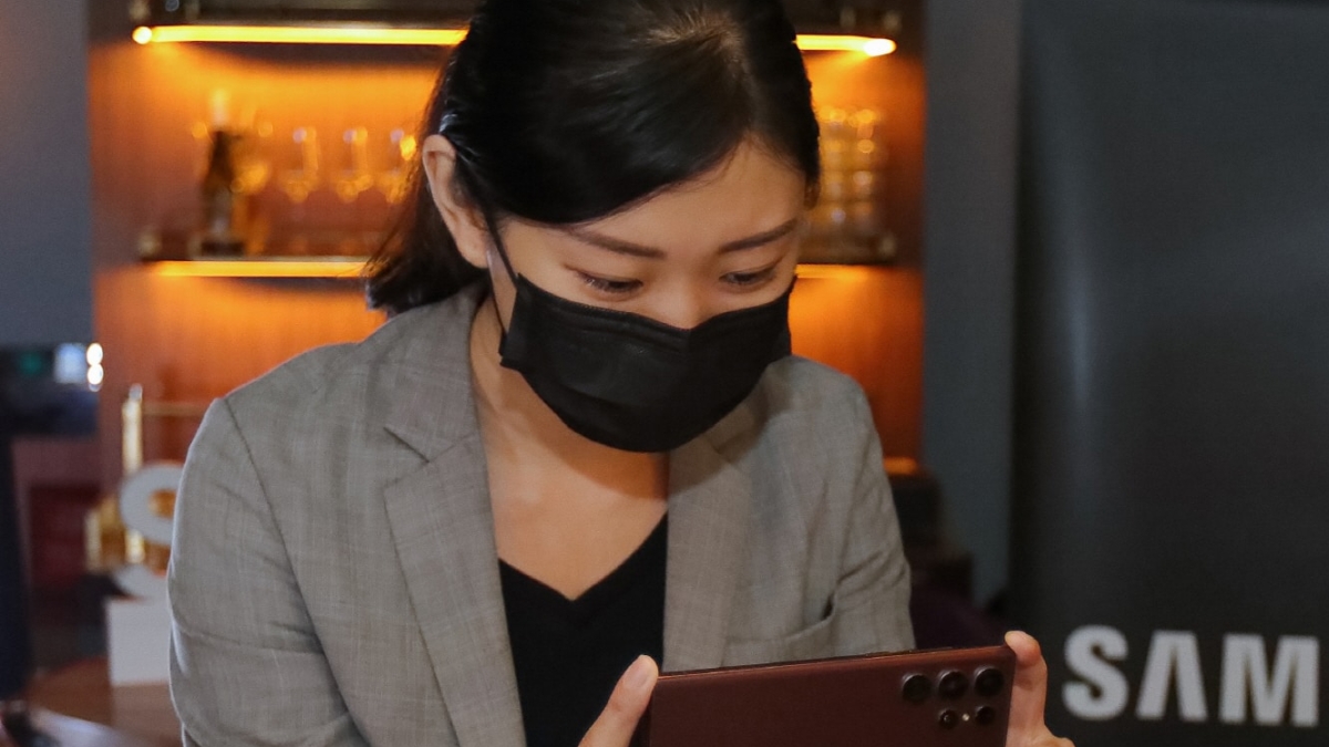 Una joven con mascarilla en Singapur.