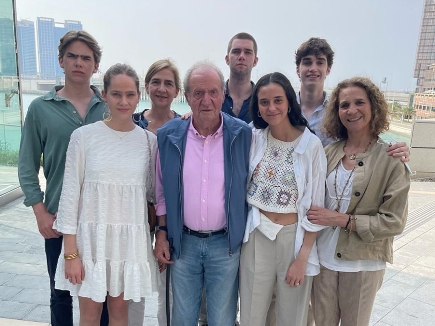 Don Juan Carlos con sus hijas y sus nietos en Abu Dabi.