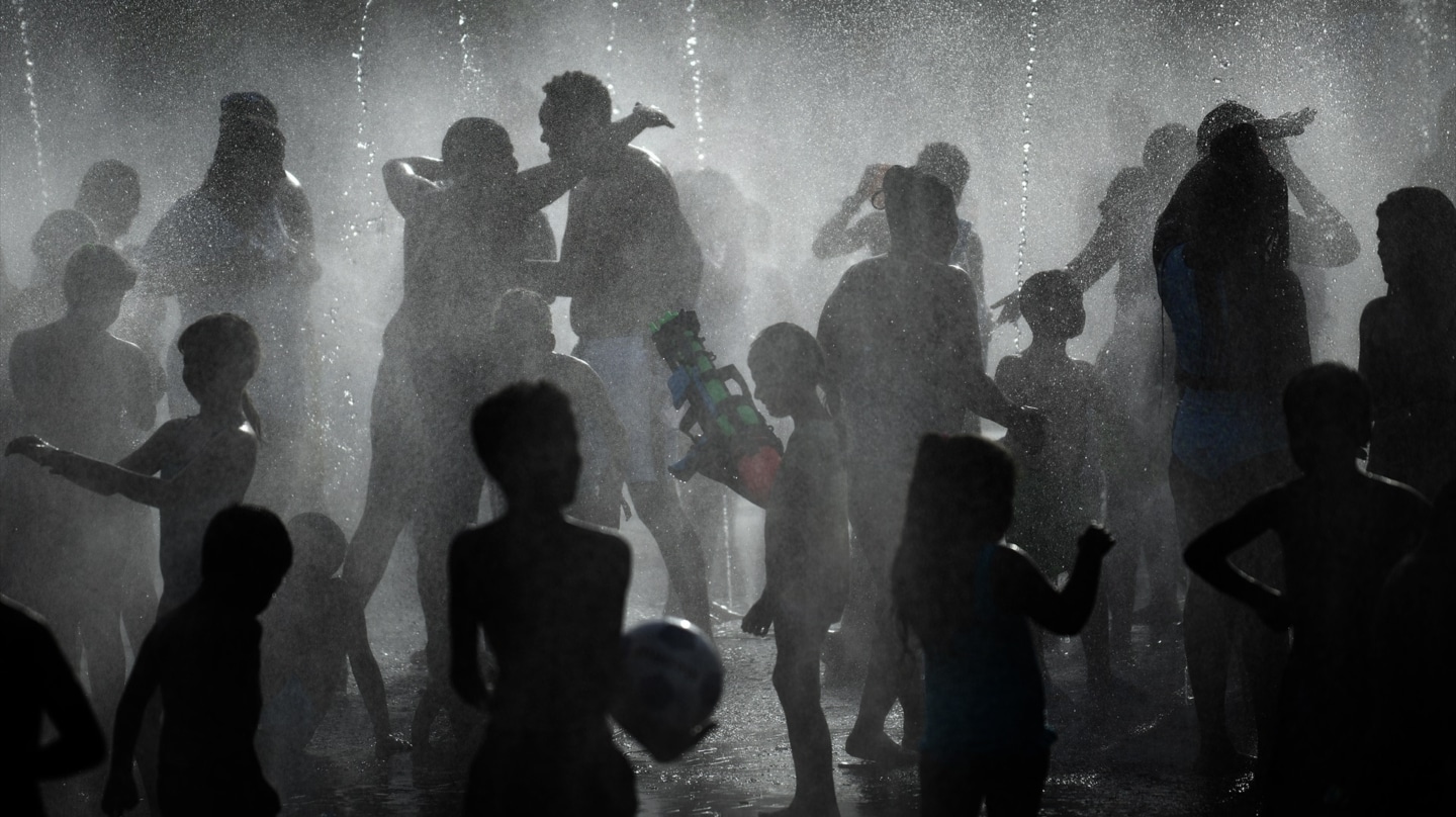 Los madrileños se refugian del calor en en Madrid río durante una ola de calor en verano de 2022.