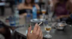Sanidad abre la puerta a prohibir fumar en las terrazas de los bares