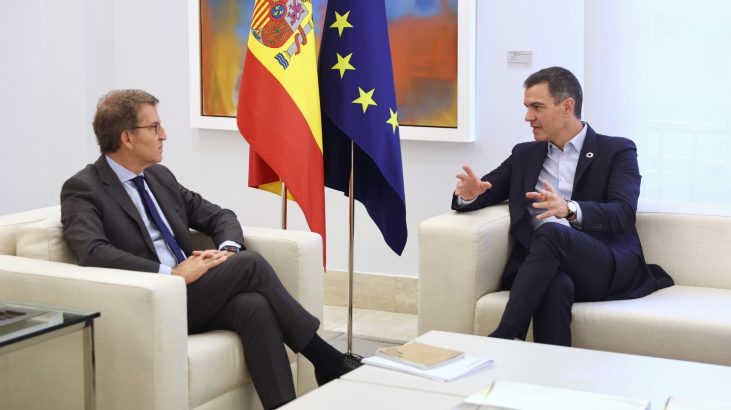 El presidente del Partido Popular, Alberto Núñez Feijóo (i) y el presidente del Gobierno, Pedro Sánchez (d), durante una reunión en La Moncloa, a 10 de octubre de 2022, en Madrid (España). El presidente del Ejecutivo ha convocado al líder del PP, tras el anuncio de renuncia del presidente del Tribunal Supremo y del Consejo General del Poder Judicial (CGPJ), Carlos Lesmes, un mes después de que amenazara con irse si no había avances tangibles para renovar un CGPJ que lleva casi cuatro años caducado. Un sector del Tribunal Constitucional se abre a aceptar una renovación por fases y que el Gobierno pueda nombrar a sus dos magistrados sin esperar a los del Poder Judicial. 10 OCTUBRE 2022;FEIJOO;MONCLOA;DIMISIÓN;LESMES;MONCLOA;PODER JUDICIAL;TRIBUNAL SUPREMO;CGPJ Eduardo Parra / Europa Press (Foto de ARCHIVO) 10/10/2022