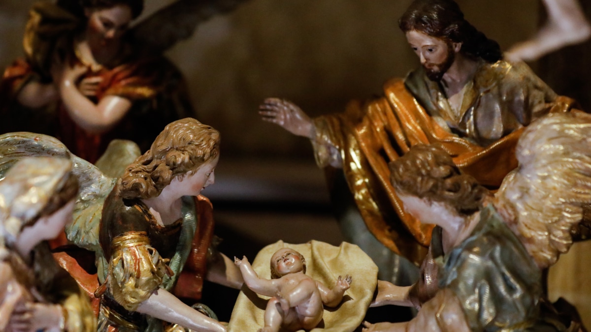 Detalle de las figuras de arcilla de la Virgen María, San José y el niño Jesús del Belén Napolitano en el museo Salzillo