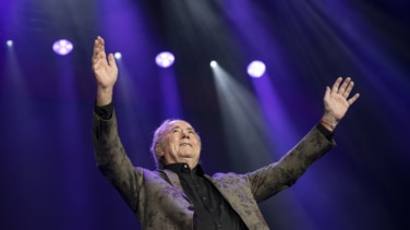 Serrat, el "niño eterno" cumple 80 años