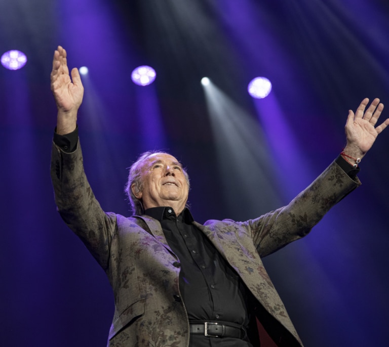 Serrat, el "niño eterno" cumple 80 años