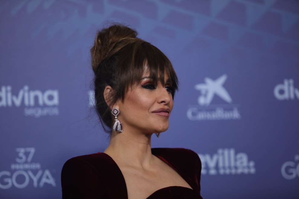 La actriz Mónica Cruz posa en la alfombra roja previa a la gala de los Goya 2023.