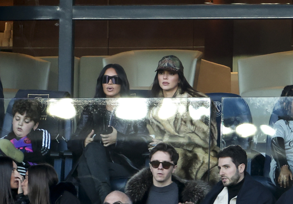 Kim Kardashian y Kendall Jenner en un partido de fútbol.