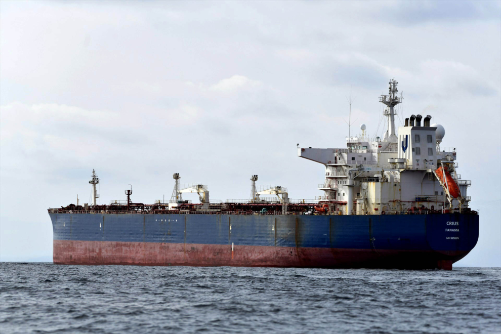 El buque CRIUS, antes de recibir una carga de petróleo ruso cerca del Estrecho. 