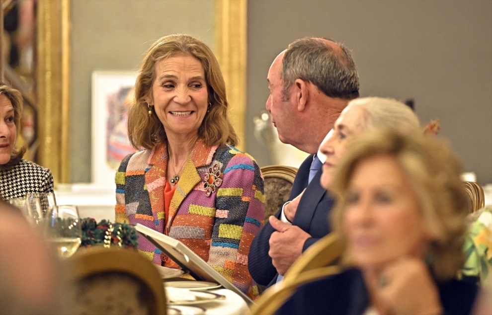 La infanta Elena y Luis Miguel Rodríguez durante la entrega de los premios Meninas 2022.