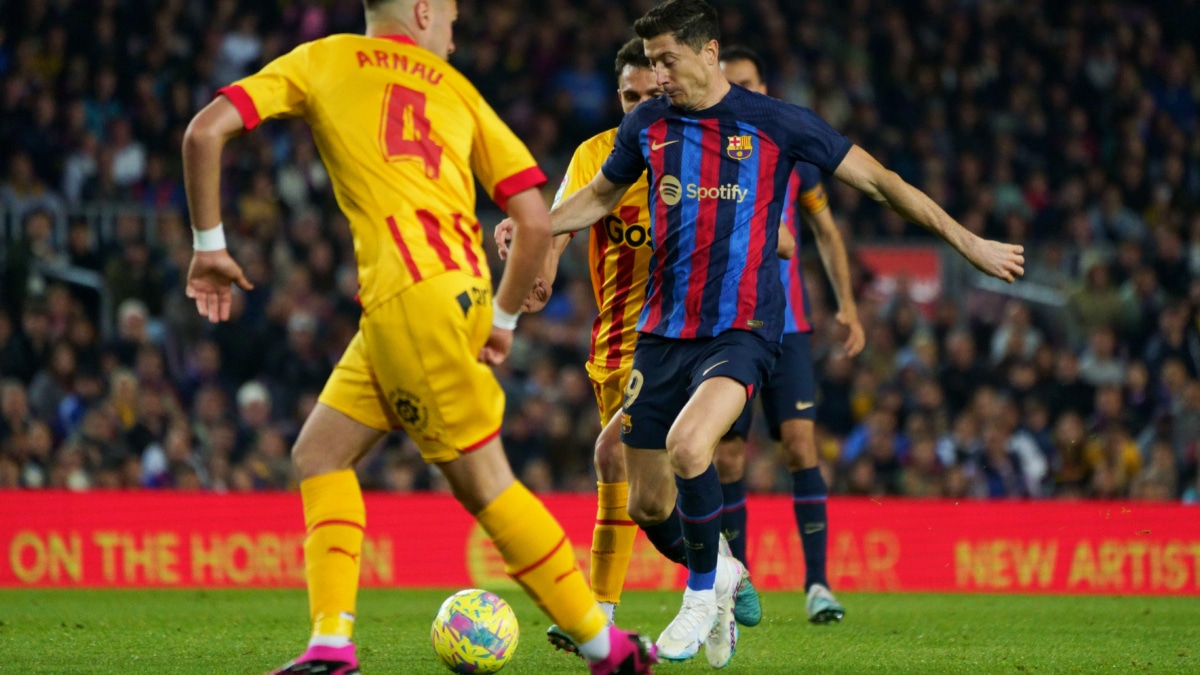 Robert Lewandowski, del FC Barcelona, y Arnau, del Girona FC, en el encuentro del Camp Nou de la temporada 22/23