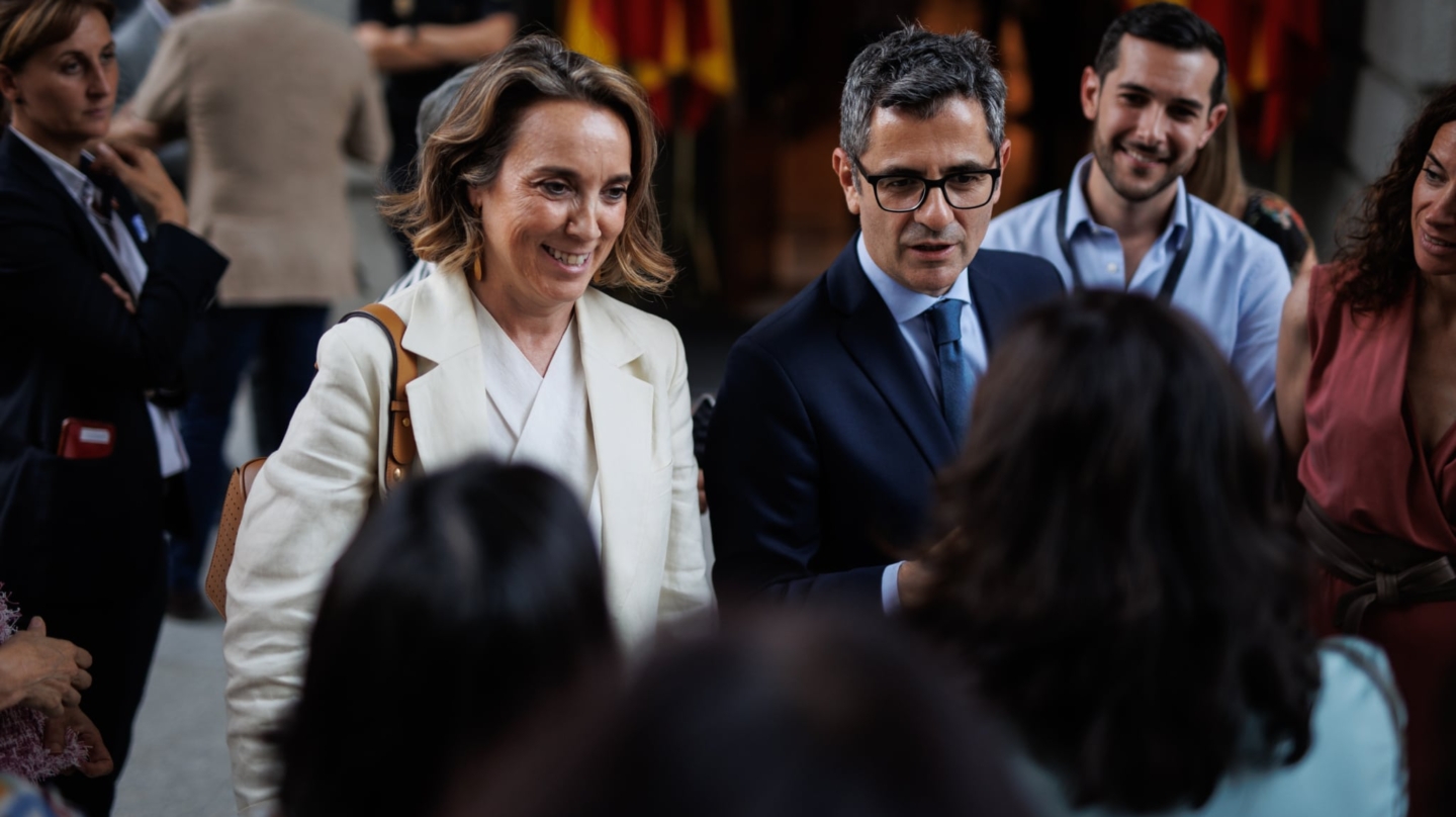 La portavoz del Partido Popular en el Congreso y secretaria general del partido, Cuca Gamarra, y el ministro de la Presidencia, Relaciones con las Cortes y Memoria Democrática, Félix Bolaños, durante la entrega de la ‘Medalla del Congreso de los Diputados’ a los presidentes actuales de la Cámara, en el Congreso de los Diputados, a 22 de junio de 2023, en Madrid (España). La Mesa del Congreso ha concedido la Medalla que la institución creó el pasado mes de marzo a todas las personas que han presidido la Cámara desde la Transición, desde Antonio Hernández Gil que estuvo al frente de las misma en la Legislatura Constituyente hasta Ana Pastor, antecesora de la actual presidenta, Meritxell Batet. Alejandro Martínez Vélez / Europa Press (Foto de ARCHIVO) 22/6/2023