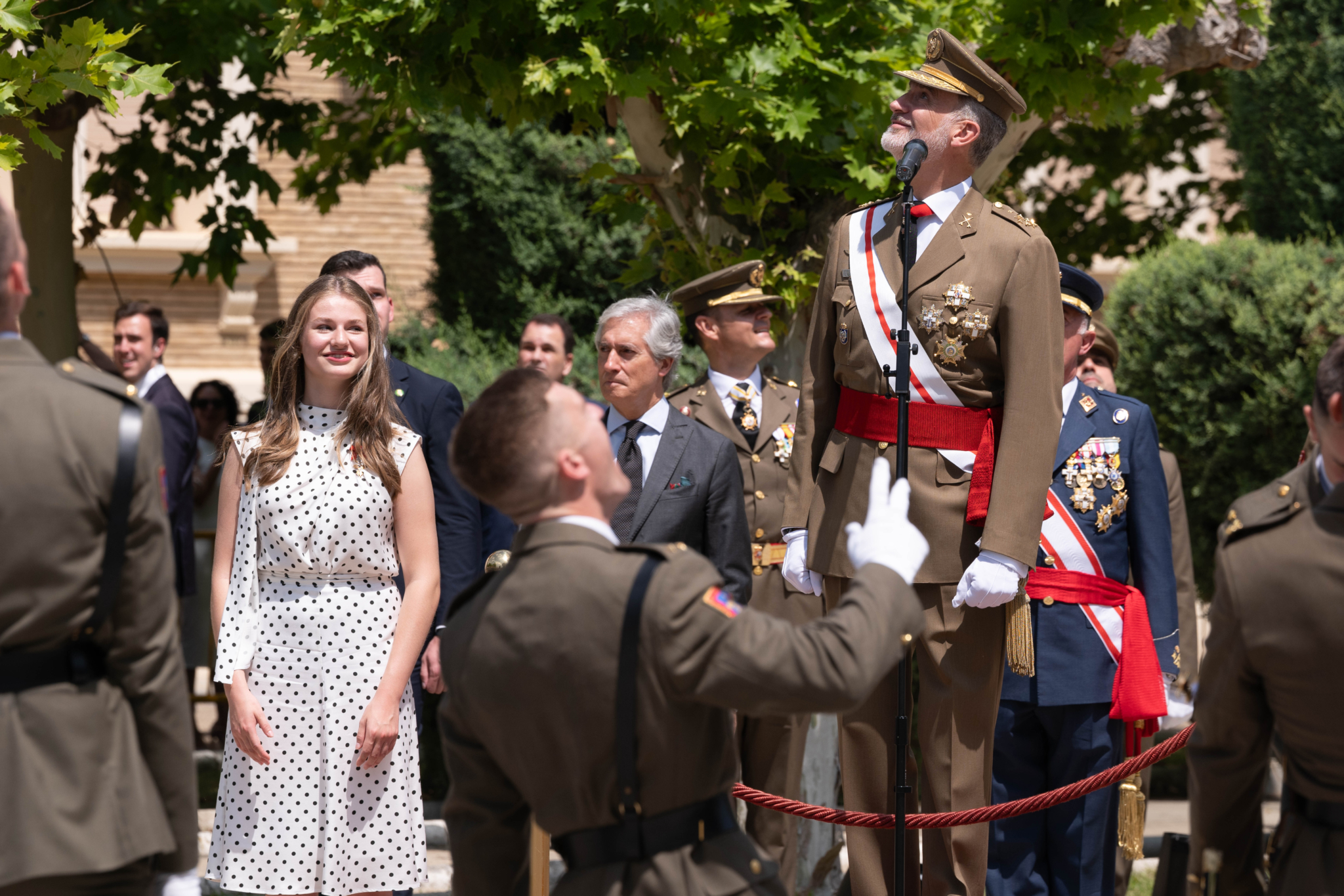 Antes de ingresar en la AGM, Leonor de Borbón acudió con su padre a la Academia al acto de entrega de Reales Despachos y nombramientos de los nuevos oficiales del Ejército de Tierra y de la Guardia Civil