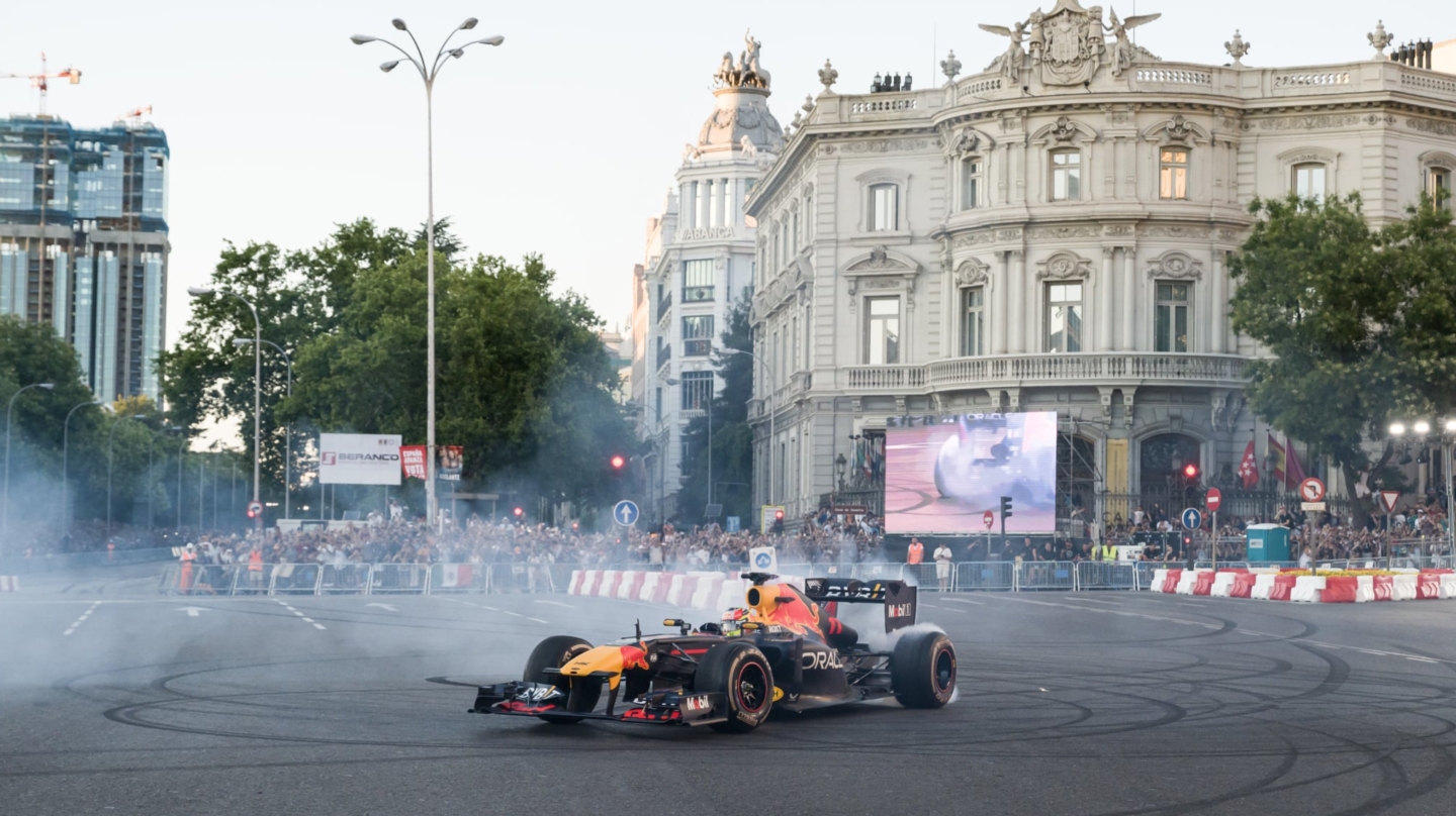El piloto de F1 Sergio Perez recorre con el ‘Red Bull RB7 (2011)’ el recorrido urbano entre la Puerta de Alcalá, el edificio Metrópolis, Cibeles y un tramo de Paseo Recoletos, en Madrid