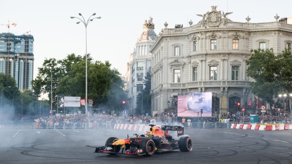 El piloto de F1 Sergio Perez recorre con el ‘Red Bull RB7 (2011)’ el recorrido urbano entre la Puerta de Alcalá, el edificio Metrópolis, Cibeles y un tramo de Paseo Recoletos, en Madrid