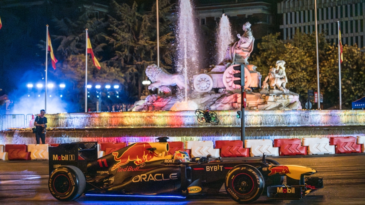 El piloto de F1 Checo Perez recorre con el ‘Red Bull RB7 (2011)’ el centro de Madrid durante una exhbición en 2023