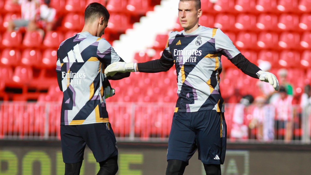 Kepa Arrizabalaga y Andriy Lunin calientan en la previa del partido con el Almería