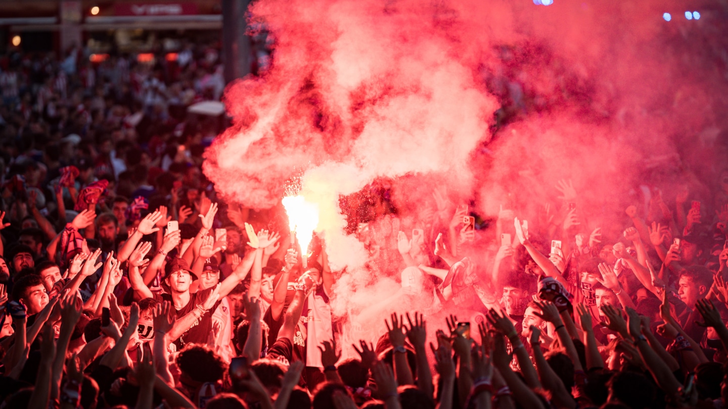 Aficionados del Atlético de Madrid en la previa de un partido en el estadio Metropolitano