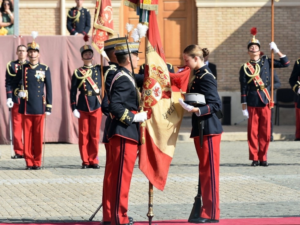 La princesa Leonor besa la Bandera durante el acto de Jura de Bandera que reafirma su