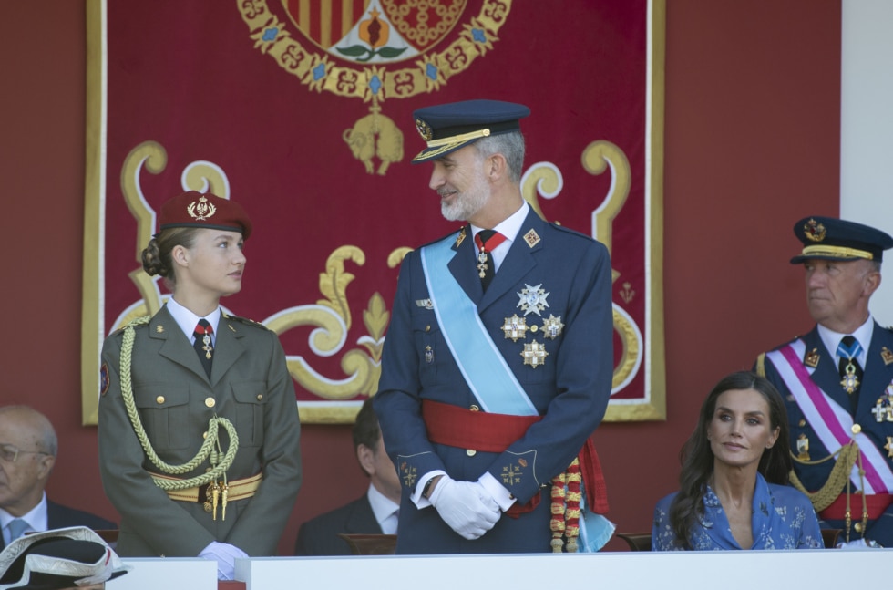 La princesa Leonor presidió junto a su padre el Día Nacional por primera vez vestida con el uniforme militar.
