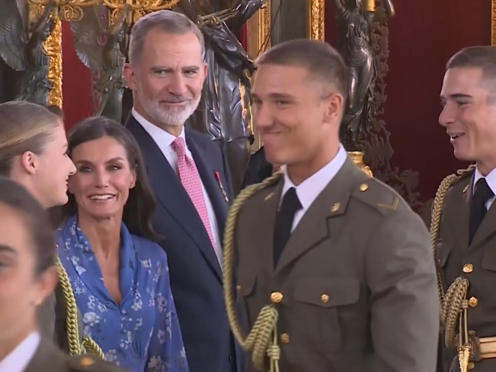 La princesa Leonor y sus padres se parten de risa después de que algunos compañeros de la Princesa aparecieran por sorpresa en el besamanos del Día Nacional.