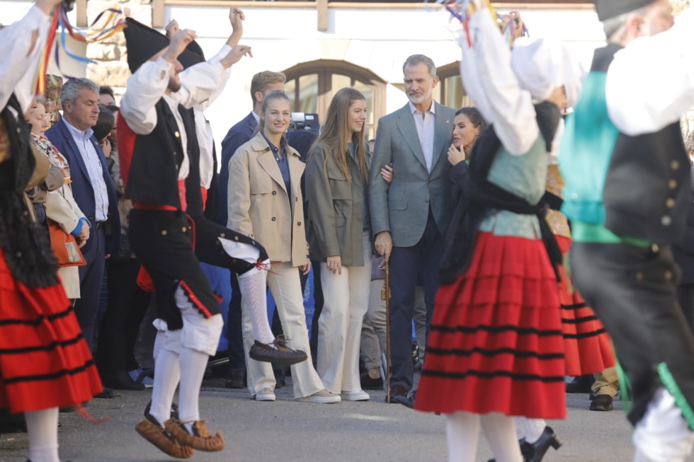 La princesa Leonor, la infanta Sofía, el rey Felipe VI y la reina Letizia observan un baile regional en el primero de los tres pueblos ejemplares de 2023, Arroes, Pion y Candanal.