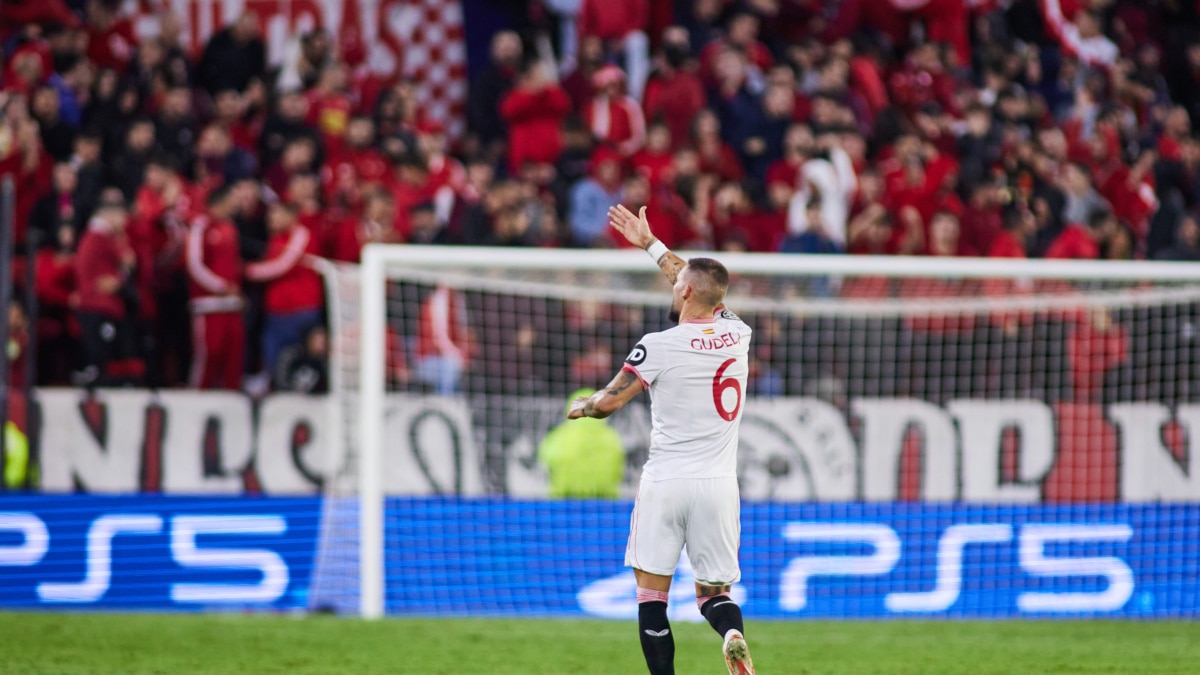 Nemanja Gudelj, del Sevilla FC, celebra un gol en la Champions League 22/23