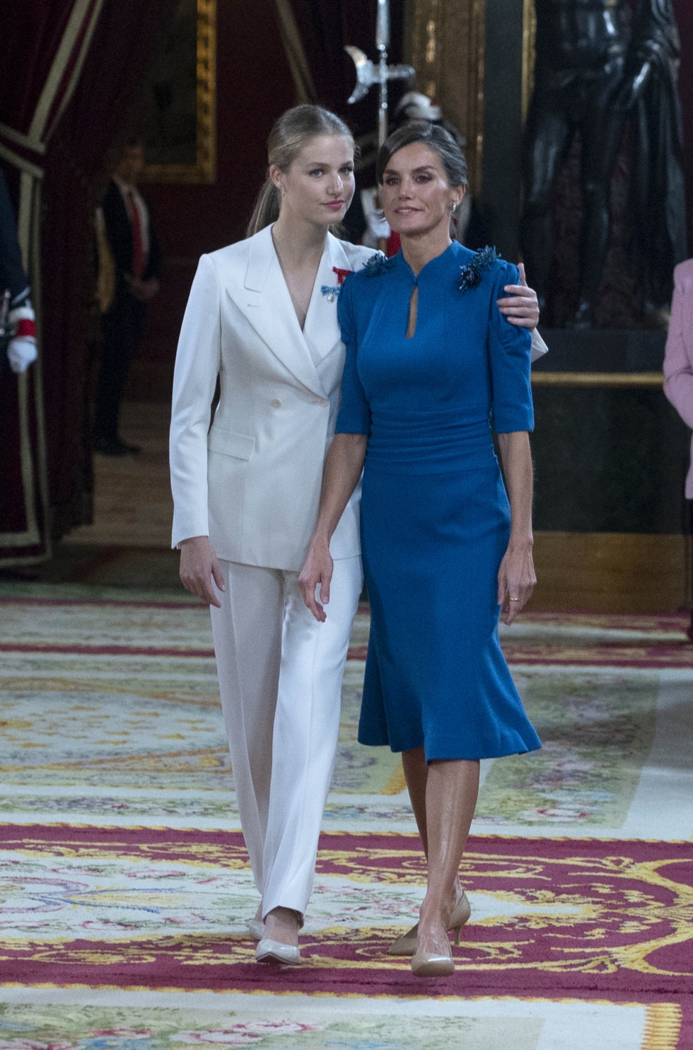 Leonor de Borbón abraza a su madre, la reina Letizia, en el día de la Jura de la Constitución.