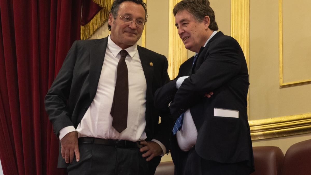 El fiscal general del Estado, Álvaro García Ortiz, y el director del Instituto Cervantes, Luis García Montero, conversan durante el acto de jura de la Constitución ante las Cortes Generales, en el Congreso de los Diputados, a 31 de octubre de 2023