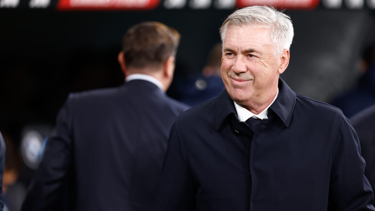 Carlo Ancelotti, entrenador del Real Madrid, sonríe en la previa de un partido en el Estadio Santiago Bernabéu