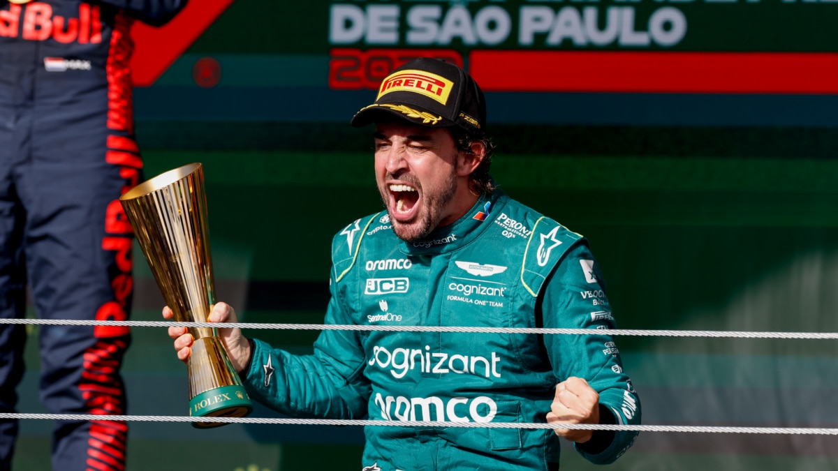 Fernando Alonso celebra el podio conseguido con Aston Martin en el GP de Brasil de 2023