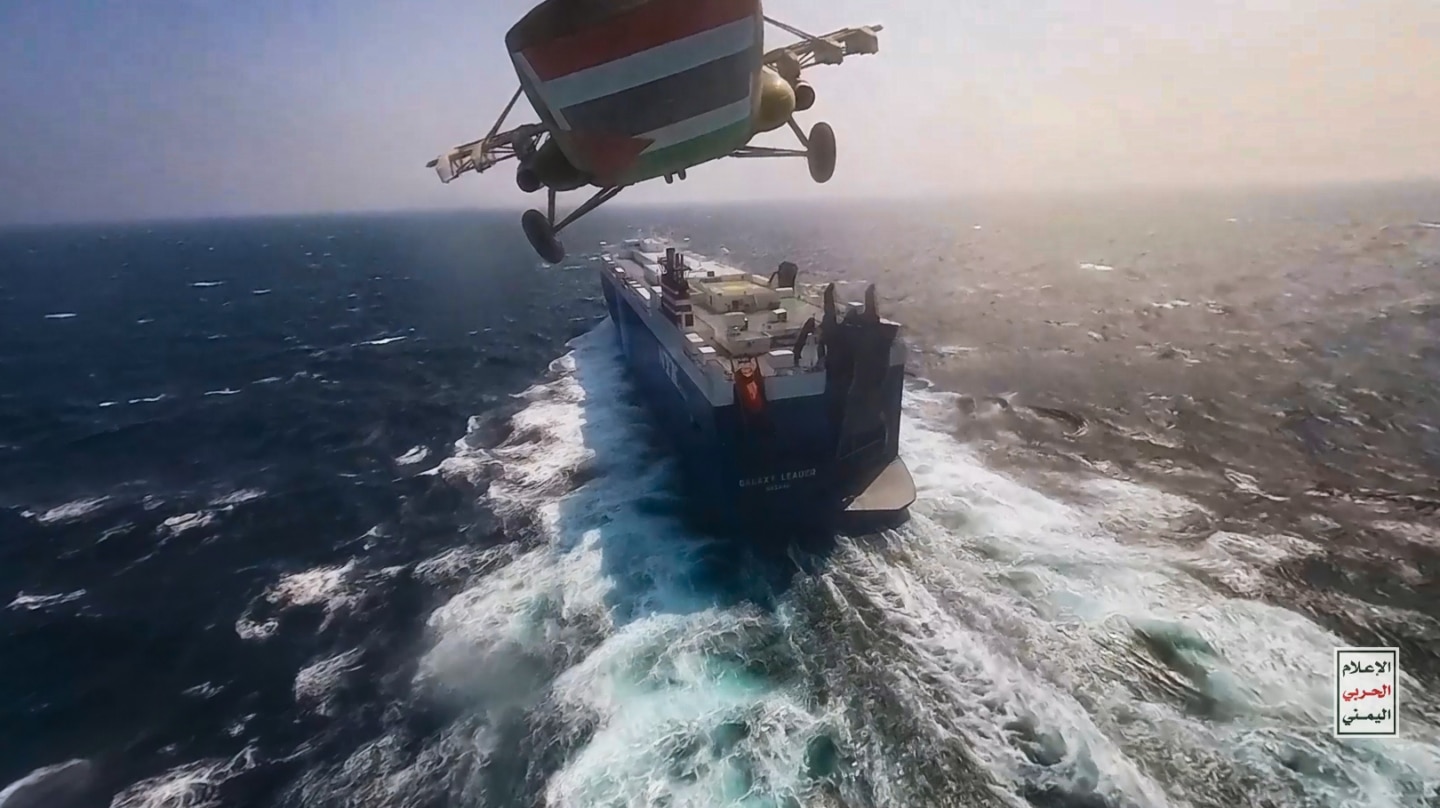 Un helicóptero de los hutíes sobrevuela pro encima del carguero Galaxy Leader en el Mar Rojo
