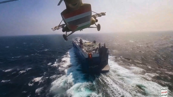 Un helicóptero de los hutíes sobrevuela pro encima del carguero Galaxy Leader en el Mar Rojo