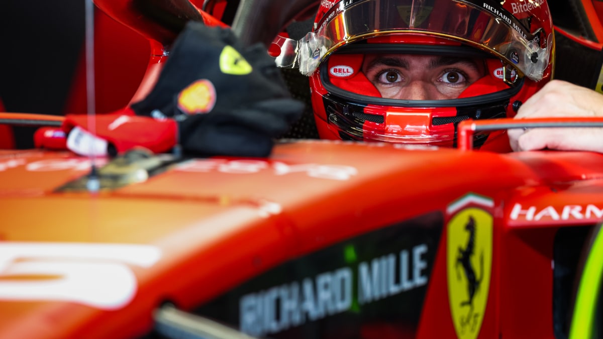 Carlos Sainz subido a su Ferrari en 2023